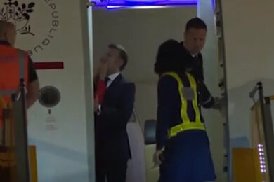 Trump stuzzica Macron dopo lo schiaffo di Brigitte: “La prossima volta chiudi la porta e…” | VIDEO