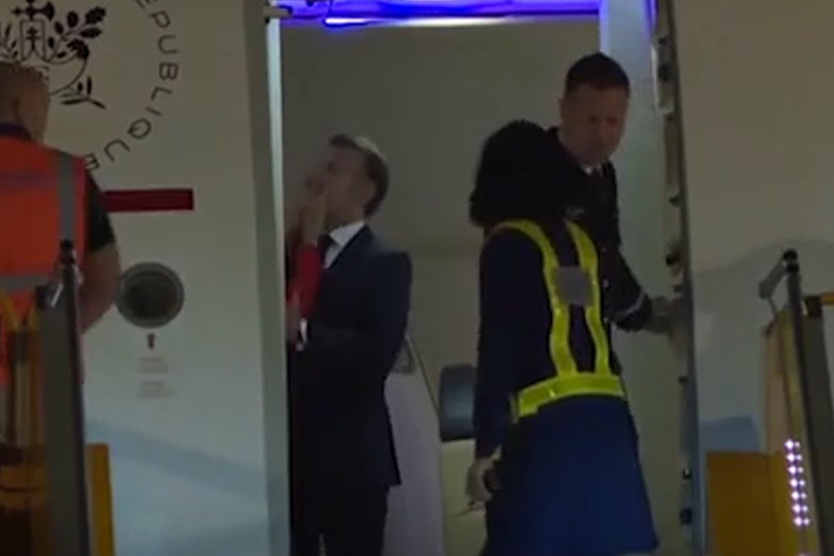 Trump stuzzica Macron dopo lo schiaffo di Brigitte: “La prossima volta chiudi la porta e…” | VIDEO Trump stuzzica Macron dopo lo schiaffo di Brigitte: “La prossima volta chiudi la porta e…” | VIDEO