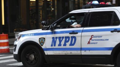 Italiano sequestrato e torturato a New York: indagati due poliziotti. Uno è nella scorta del sindaco Adams