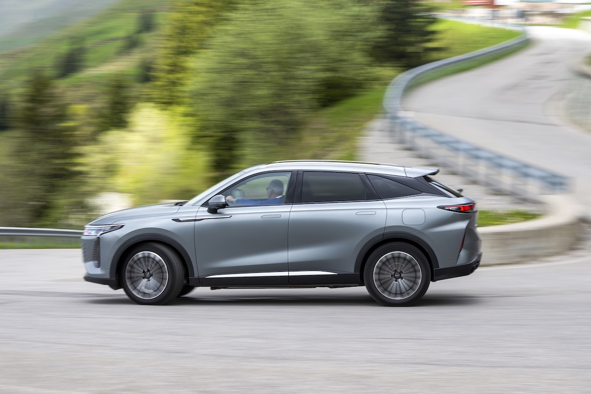 OMODA 9 Super Hybrid debutta in Italia: lusso, potenza e autonomia da record