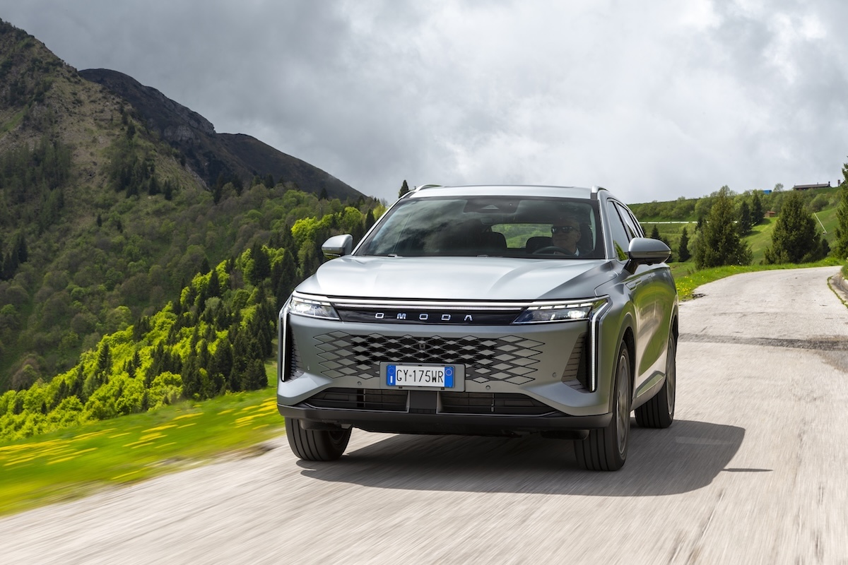 OMODA 9 Super Hybrid debutta in Italia: lusso, potenza e autonomia da record