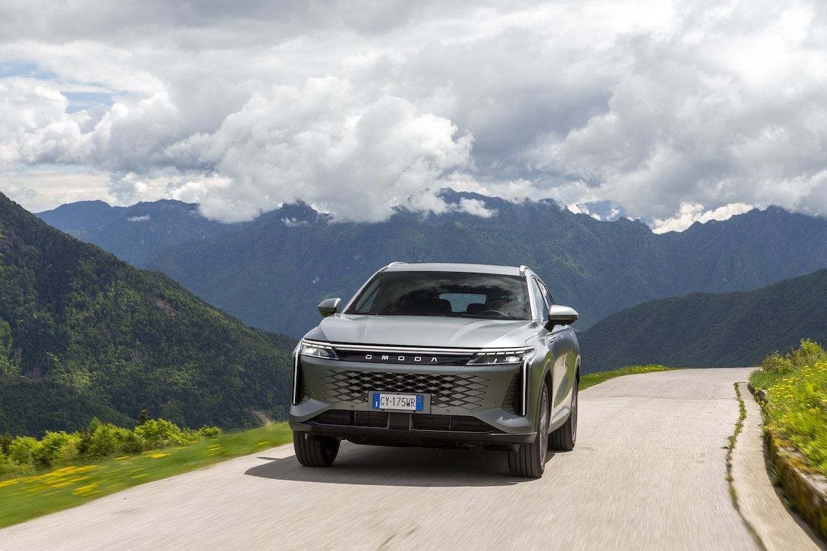 OMODA 9 Super Hybrid debutta in Italia: lusso, potenza e autonomia da record
