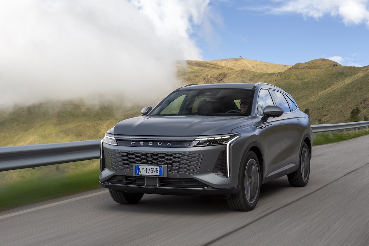 OMODA 9 Super Hybrid debutta in Italia: lusso, potenza e autonomia da record