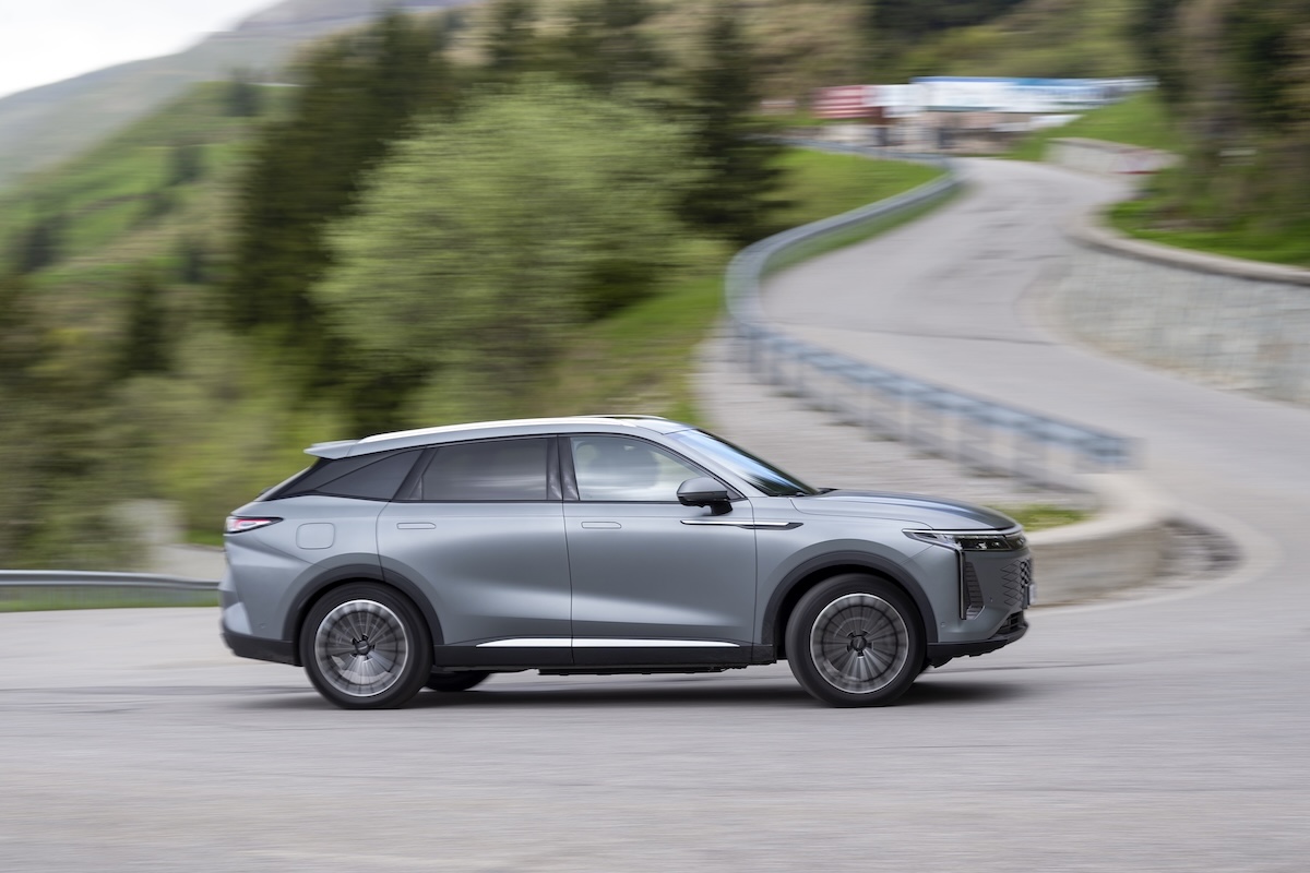 OMODA 9 Super Hybrid debutta in Italia: lusso, potenza e autonomia da record