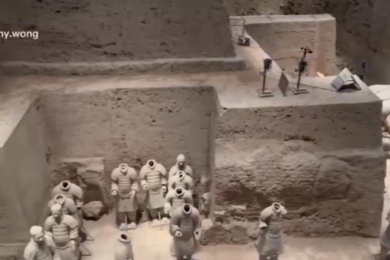 Turista impazzisce davanti all’Esercito di Terracotta in Cina: si lancia tra le statue e… |VIDEO