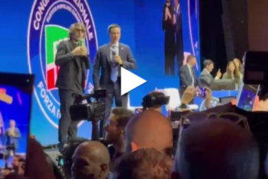 Fedez arriva al Congresso dei Giovani di Forza Italia tra gli applausi del pubblico | VIDEO