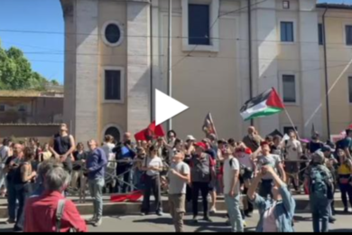 Dl Sicurezza, il corteo a Roma: “Questo decreto lo smontiamo”. Da una finestra spunta la bandiera della X Mas | VIDEO