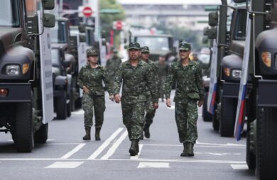 Taiwan, l’allerta da Washington: “Movimenti sospetti dell’esercito cinese. L’attacco potrebbe essere imminente”