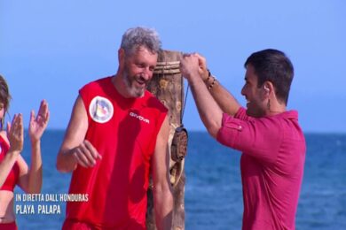 L’Isola dei Famosi, Omar Fantini (comico ‘anti-Salvini’) verso il trionfo. Ma tornerà su Discoradio? Mistero