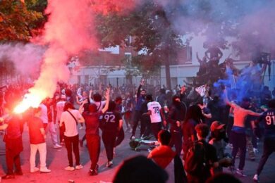 Parigi, la festa per la vittoria della Champions si trasforma in guerriglia: due morti e 320 arresti. Video