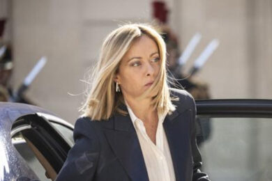 Minacce alla figlia di Meloni, il prof: “Post creato dall’IA, ora temo il licenziamento”