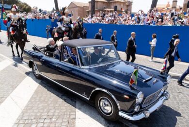 La Lancia Flaminia Presidenziale accompagna il Presidente alla parata del 2 giugno 2025