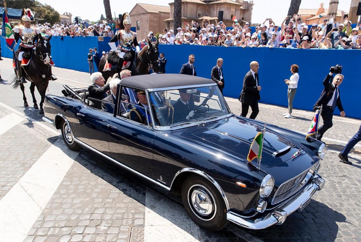 La Lancia Flaminia Presidenziale accompagna il Presidente alla parata del 2 giugno 2025 La Lancia Flaminia Presidenziale accompagna il Presidente alla parata del 2 giugno 2025