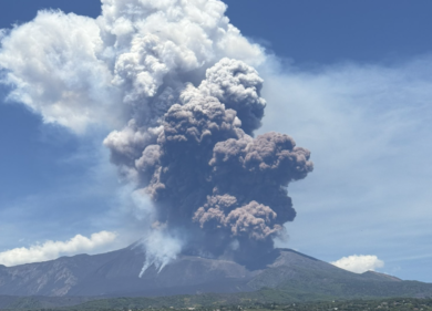 L’Etna si fa sentire, nuova eruzione: colonna di fumo e cenere alta più di 5 mila metri. Allerta rossa per i voli. VIDEO