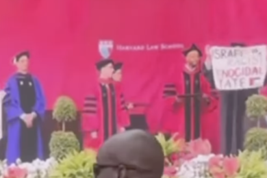 Gaza, gli studenti di Harvard rompono il protocollo alla cerimonia e mostrano cartelli contro la guerra. VIDEO