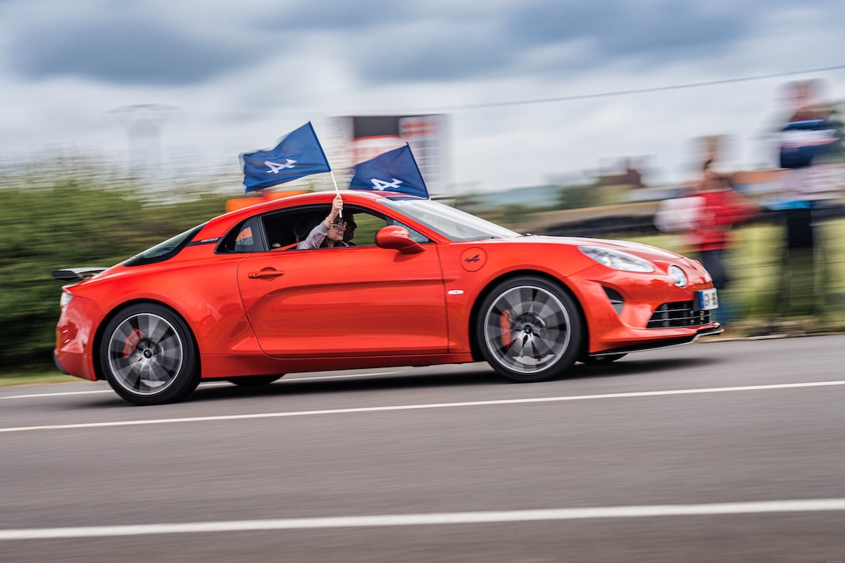 Alpine A390 protagonista a Dieppe: 70 anni di passione tra storia, innovazione e futuro Alpine A390 protagonista a Dieppe: 70 anni di passione tra storia, innovazione e futuro