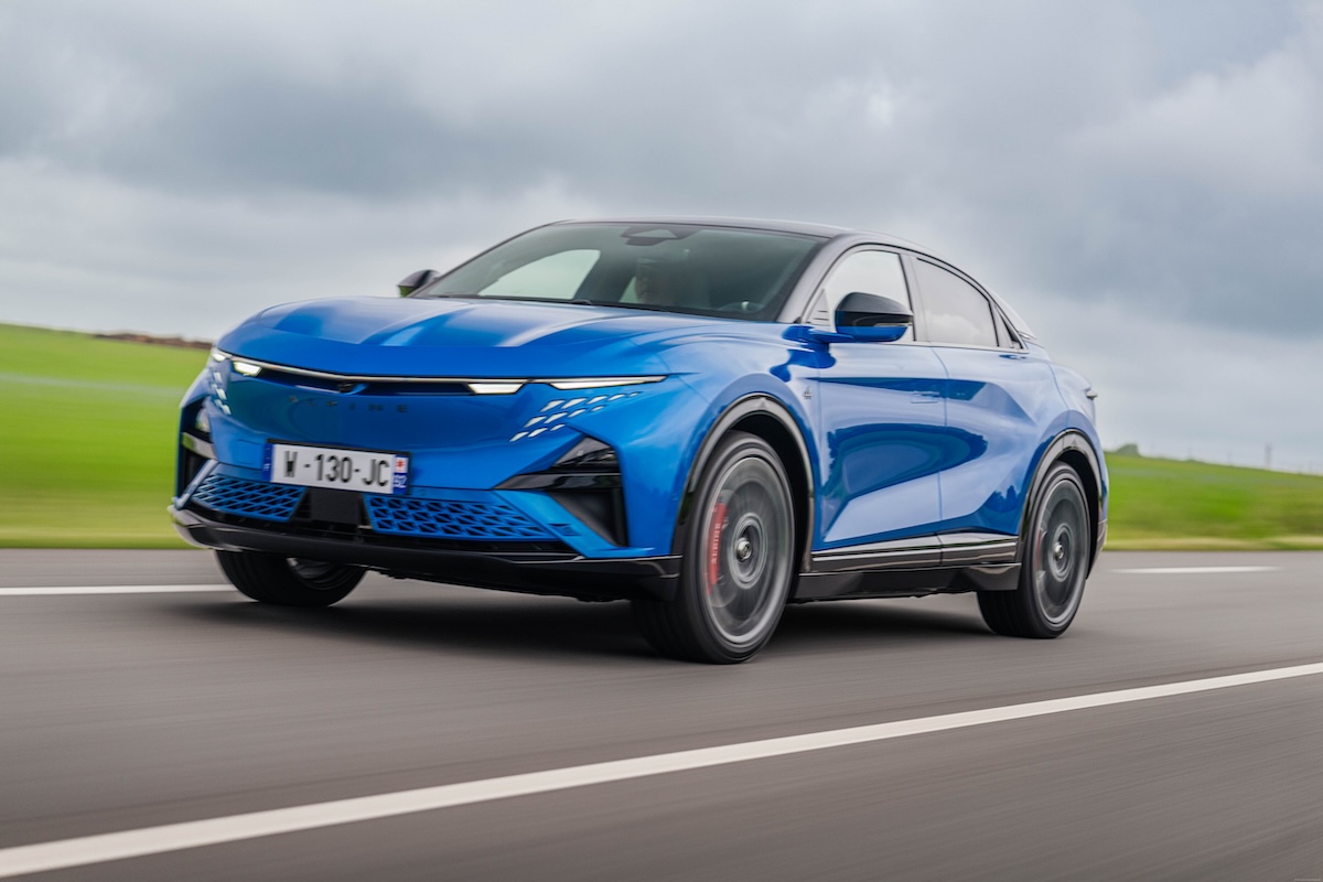 Alpine A390 protagonista a Dieppe: 70 anni di passione tra storia, innovazione e futuro Alpine A390 protagonista a Dieppe: 70 anni di passione tra storia, innovazione e futuro