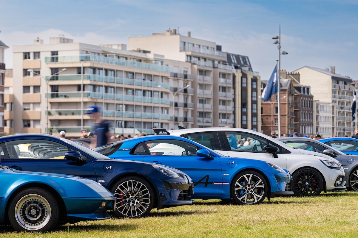 Alpine A390 protagonista a Dieppe: 70 anni di passione tra storia, innovazione e futuro Alpine A390 protagonista a Dieppe: 70 anni di passione tra storia, innovazione e futuro