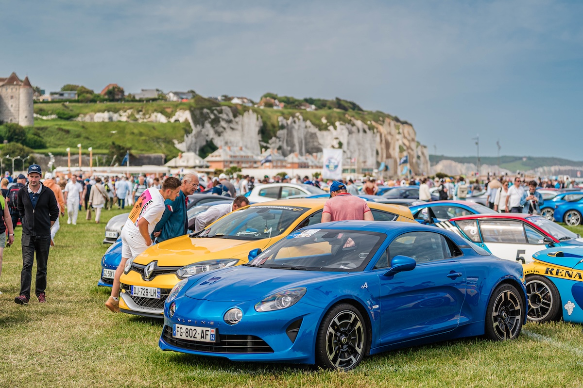 Alpine A390 protagonista a Dieppe: 70 anni di passione tra storia, innovazione e futuro Alpine A390 protagonista a Dieppe: 70 anni di passione tra storia, innovazione e futuro