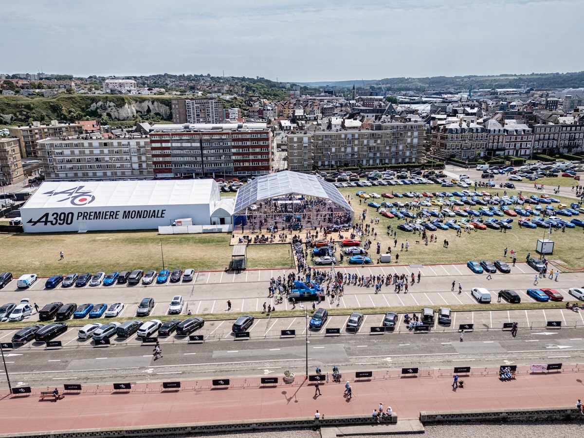 Alpine A390 protagonista a Dieppe: 70 anni di passione tra storia, innovazione e futuro Alpine A390 protagonista a Dieppe: 70 anni di passione tra storia, innovazione e futuro