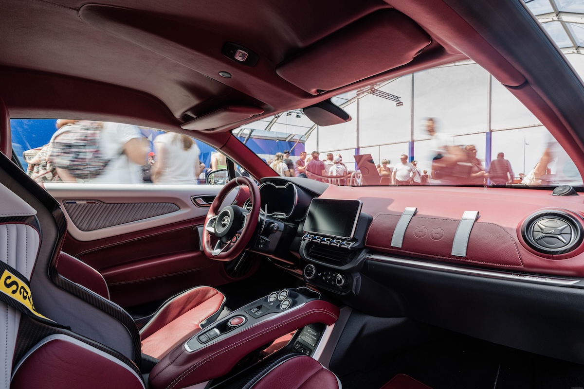 Alpine A390 protagonista a Dieppe: 70 anni di passione tra storia, innovazione e futuro Alpine A390 protagonista a Dieppe: 70 anni di passione tra storia, innovazione e futuro