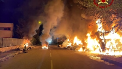 Rapina in un deposito merci del Milanese, chiodi sulla strada e furgone a fuoco