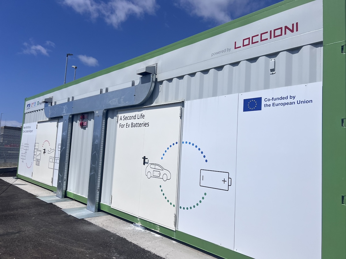 Nissan LEAF: le batterie di seconda vita alimentano il futuro dell’energia pulita all’aeroporto di Fiumicino Nissan LEAF: le batterie di seconda vita alimentano il futuro dell’energia pulita all’aeroporto di Fiumicino
