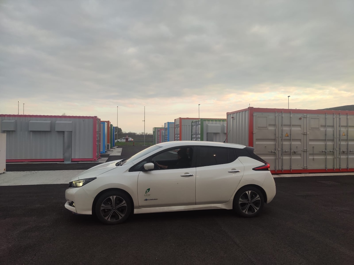 Nissan LEAF: le batterie di seconda vita alimentano il futuro dell’energia pulita all’aeroporto di Fiumicino Nissan LEAF: le batterie di seconda vita alimentano il futuro dell’energia pulita all’aeroporto di Fiumicino
