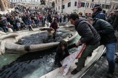 Ambientalisti assolti dai giudici per la Barcaccia imbrattata di nero: “Hanno sporcato poco”