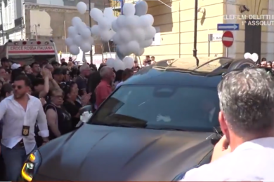 Martina Carbonaro, grida al funerale della 14enne uccisa ad Afragola dall’ex fidanzato. Cardinale Battaglia in lacrime. VIDEO