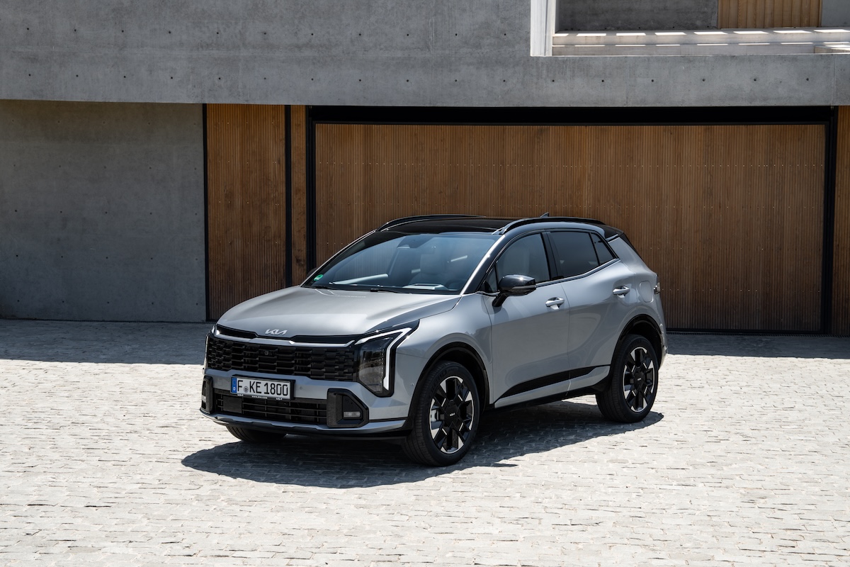 Nuovo Kia Sportage 2025: design, tecnologia e motori ibridi per il C-SUV più evoluto di sempre Nuovo Kia Sportage 2025: design, tecnologia e motori ibridi per il C-SUV più evoluto di sempre