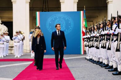 Meloni e la “pace” con Macron. L’Italia rientra tra i big Ue, l’Eliseo tiene a bada la destra francese e si riavvicina a Trump