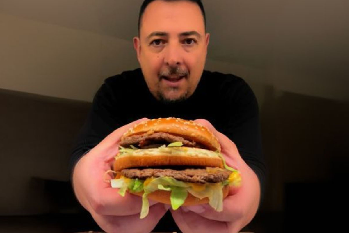 Manager/ Burgez in liquidazione, chi è Simone Ciaruffoli: fondatore e Ceo del fast food più scorretto d’Italia Manager/ Burgez in liquidazione, chi è Simone Ciaruffoli: fondatore e Ceo del fast food più scorretto d’Italia