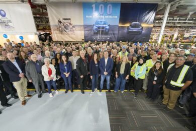 Antonio Filosa, celebra i 100 anni di Chrysler nello stabilimento di Windsor