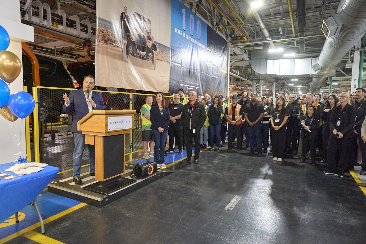 Antonio Filosa, celebra i 100 anni di Chrysler nello stabilimento di Windsor Antonio Filosa, celebra i 100 anni di Chrysler nello stabilimento di Windsor