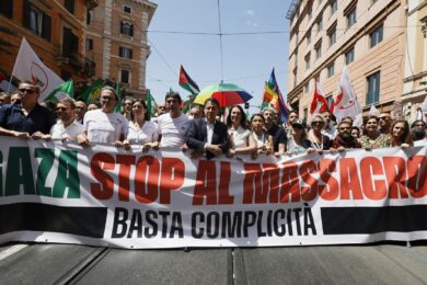 Gaza, a Roma la manifestazione per il cessate il fuoco con i leader di Pd, M5S e Avs. Schlein: “In piazza l’Italia che non tace, basta massacro”