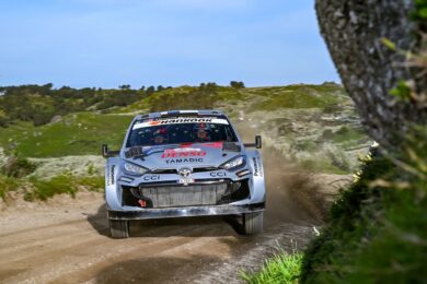 Rally Italia Sardegna 2025: Ogier vola al comando tra colpi di scena e ritiri illustri