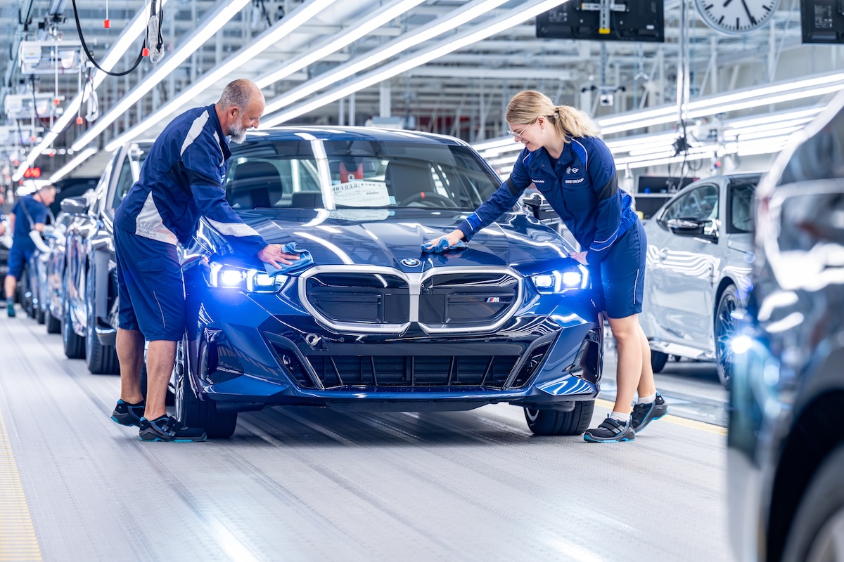 BMW celebra il traguardo storico: 3 milioni di veicoli elettrificati prodotti