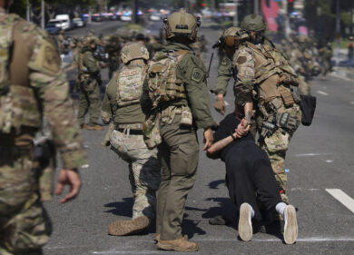 Politica anti-immigrazione, Los Angeles nel caos: montano le proteste. L’ordine di Trump: “Arrestare chiunque indossi una mascherina”