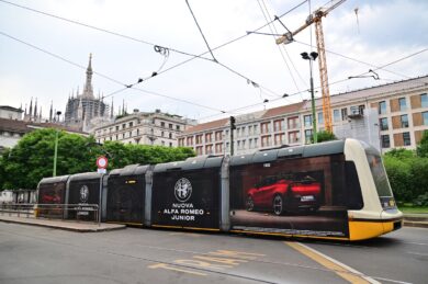 Alfa Romeo Junior invade Milano: il tram Sirietto celebra il ritorno della sportiva compatta