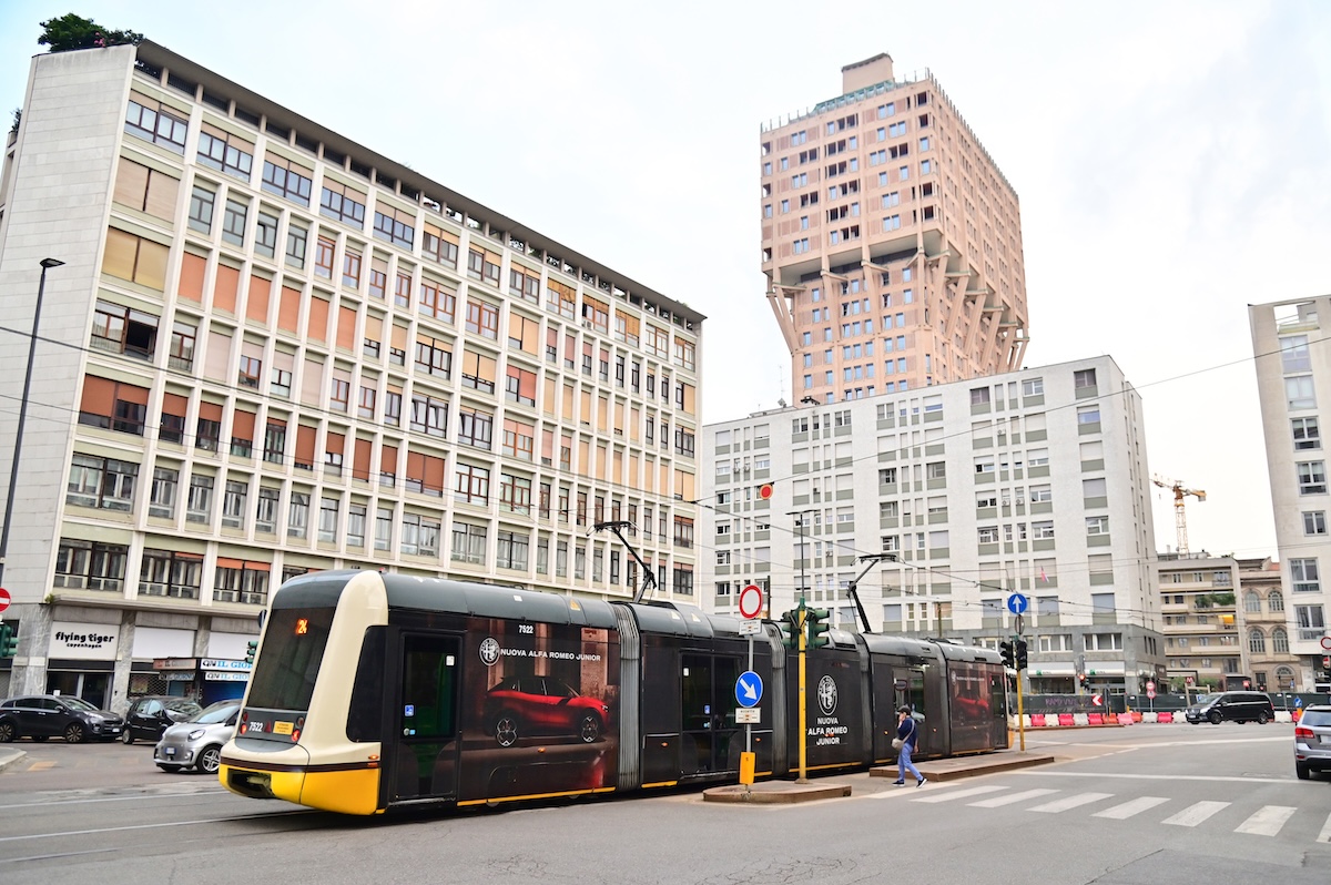 Alfa Romeo Junior invade Milano: il tram Sirietto celebra il ritorno della sportiva compatta