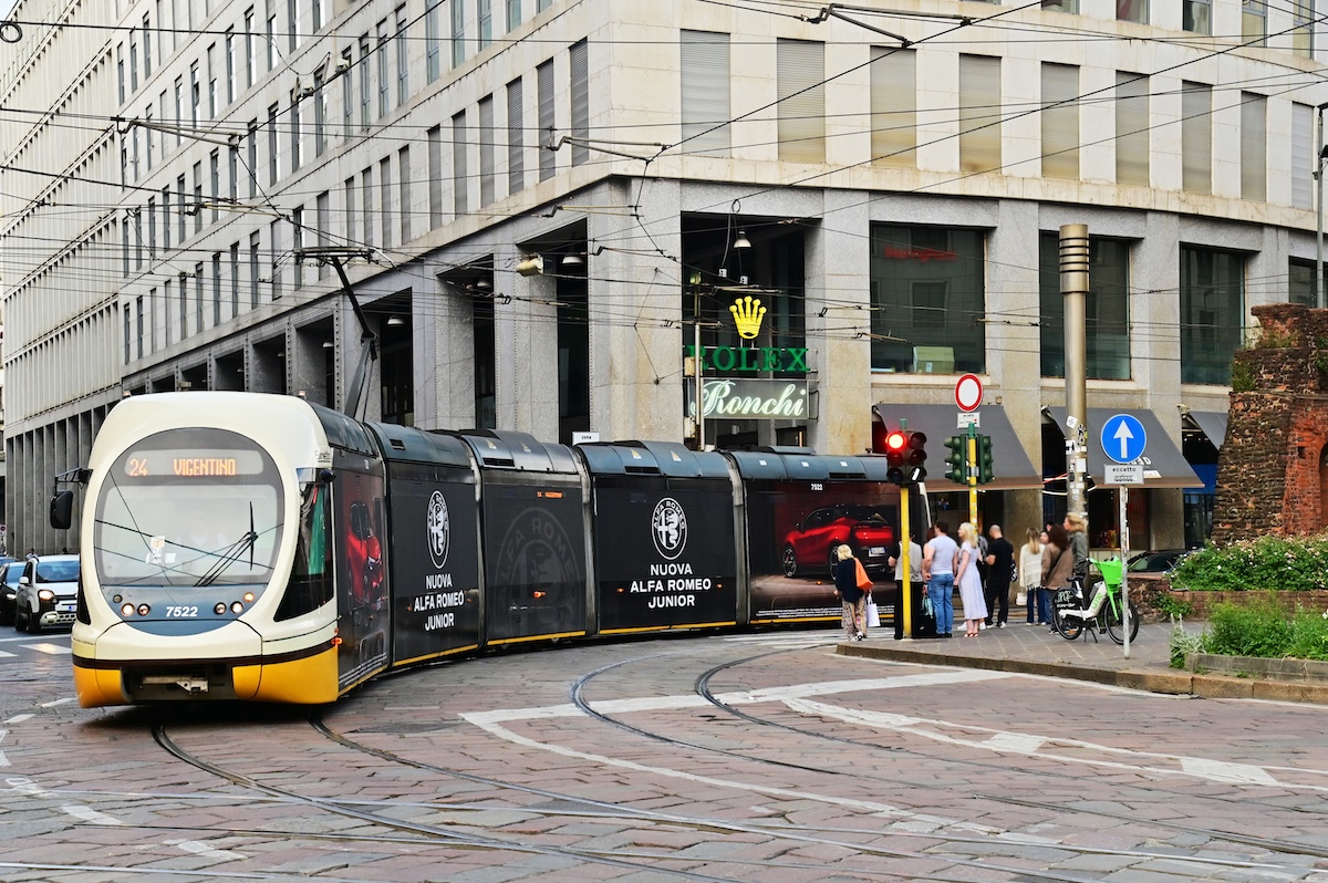 Alfa Romeo Junior invade Milano: il tram Sirietto celebra il ritorno della sportiva compatta