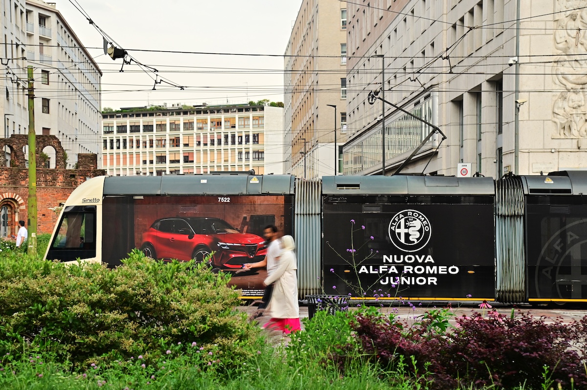 Alfa Romeo Junior invade Milano: il tram Sirietto celebra il ritorno della sportiva compatta