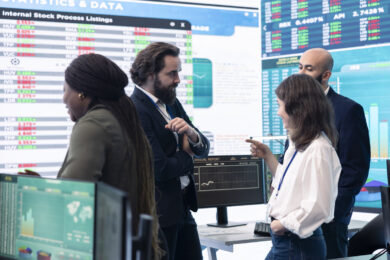 Borsa, Piazza Affari chiude debole nel giorno dei negoziati tra Cina e Usa. Ma lo spread non fa che calare