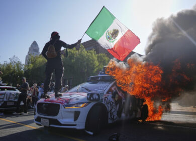 California nel caos,  Trump è una furia: “Pronto a usare poteri anti-insurrezionali”. E invierà 9mila migranti a Guantanamo