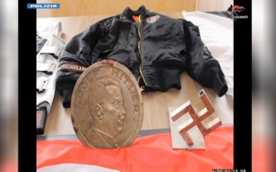 Varese, perquisizioni nella sede del gruppo di estrema destra Do.Ra: pugnali, mazze e bandiere naziste