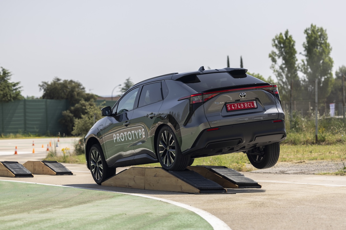 Nuovo Toyota bZ4X 2025: il SUV elettrico che ridefinisce efficienza, design e piacere di guida