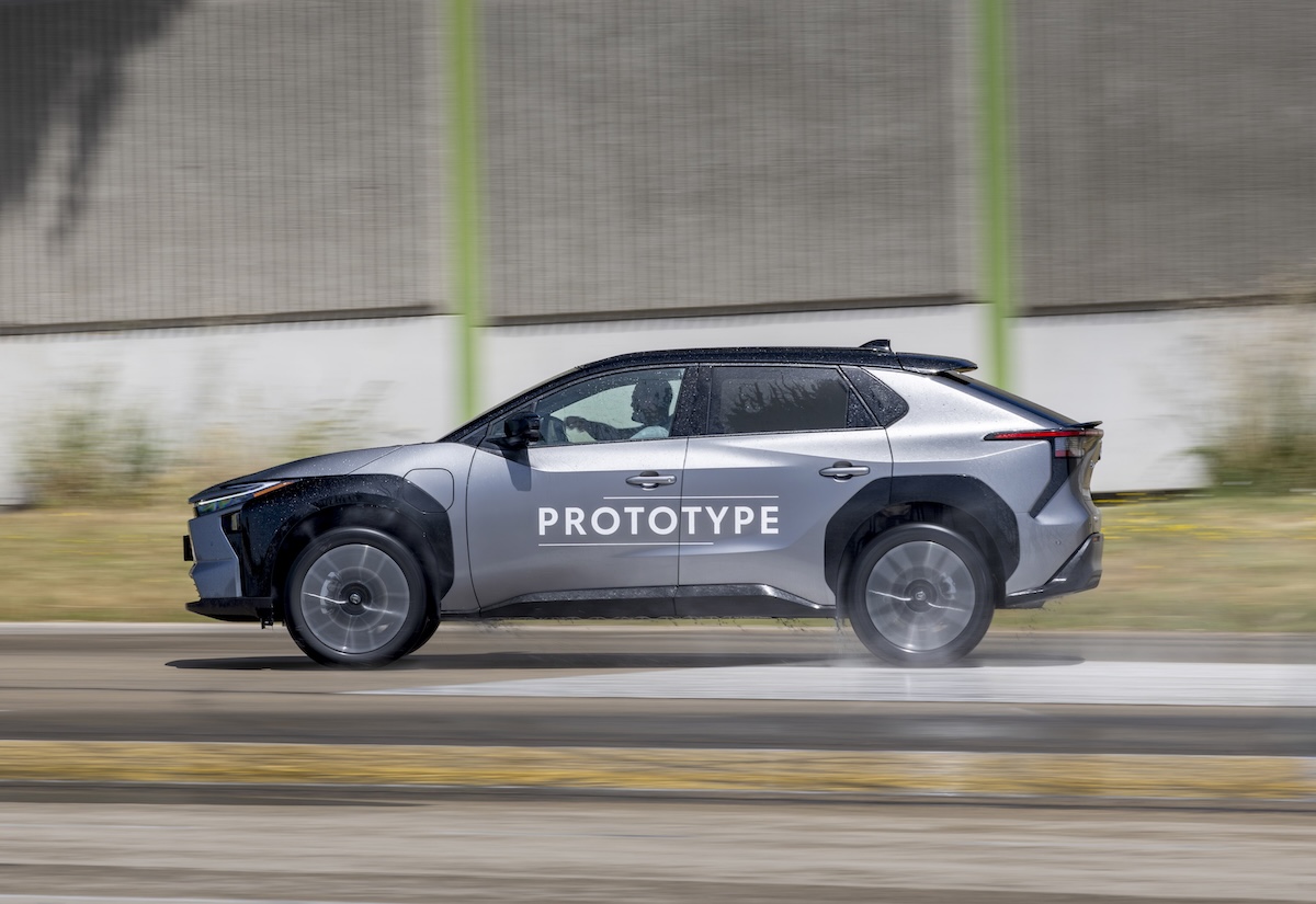 Nuovo Toyota bZ4X 2025: il SUV elettrico che ridefinisce efficienza, design e piacere di guida