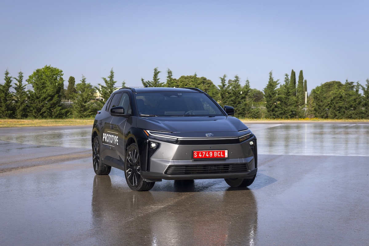 Nuovo Toyota bZ4X 2025: il SUV elettrico che ridefinisce efficienza, design e piacere di guida