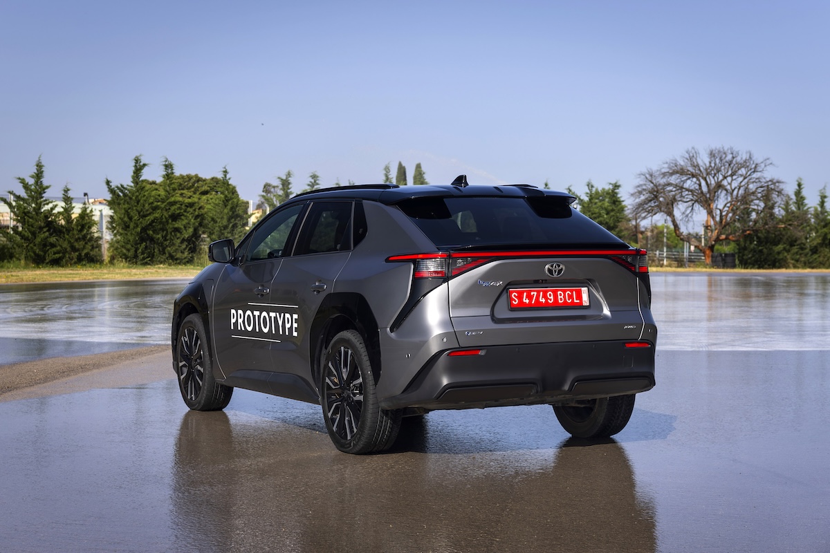 Nuovo Toyota bZ4X 2025: il SUV elettrico che ridefinisce efficienza, design e piacere di guida